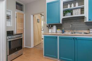 潘圭奇Unwind的厨房配有蓝色橱柜和水槽
