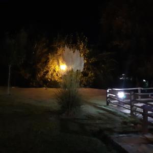 贝尔格拉诺将军镇Refugio de las Sierras的夜间公园,设有栅栏和灯