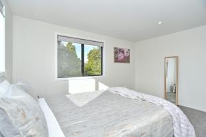 基督城Lavandula 4 - Christchurch Holiday Homes的白色的卧室设有床和窗户