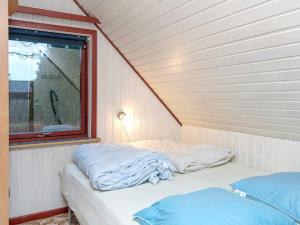 埃贝尔托夫特6 person holiday home in Ebeltoft的带窗户的客房内的两张床