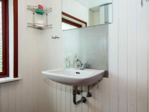 埃贝尔托夫特6 person holiday home in Ebeltoft的浴室设有白色水槽和镜子