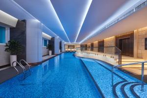 重庆大都会凯悦酒店内部或周边的泳池