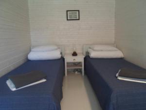 派尔努Tihase puhkemajake的小型客房配有两张单人床和一张桌子。