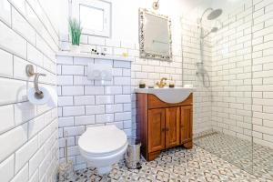 布拉索夫Albert Residence with Parking的白色的浴室设有卫生间和水槽。