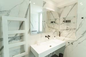 滨海波利尼亚诺内尔布鲁迪品托住宿加早餐旅馆的白色的浴室设有水槽和镜子