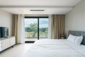 Kylin Villa resort Jeju客房内的一张或多张床位
