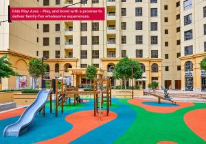 迪拜Ramada Hotel, Suites and Apartments by Wyndham Dubai JBR的大型建筑前的游乐场