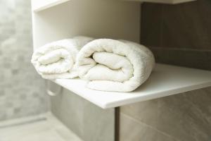 斯卡拉拉乔伊Hotel Coral的浴室的架子上摆放着两条毛巾