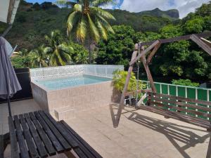莫雷阿Apartment Studio Halfon的一个带长凳和棕榈树的游泳池