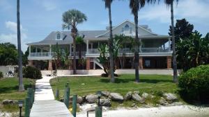 墨尔本Pineda Palms Estate, 4 BR for 13 guests的棕榈树海滩上的房子
