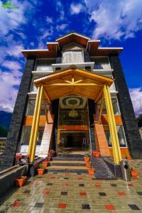 马拉里Abhilashi Residency & Spa - Centrally Heated & Air Cooled的一座拥有黄色柱子的木质建筑