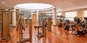 安曼约旦洲际酒店的健身房设有许多跑步机和有氧器材