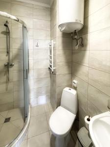 敖德萨SeaLine Apart-Hotel的浴室配有卫生间、淋浴和盥洗盆。