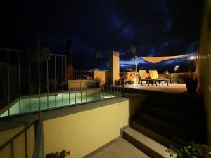 桑特费柳德吉克索尔斯Bel's Home的享有游泳池的夜间景致