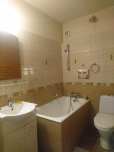 敖德萨Minimax的带浴缸、卫生间和盥洗盆的浴室