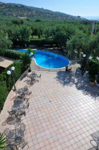 马蒂纳塔阿潘尼斯塔酒店的一个带椅子的庭院和一个游泳池