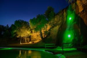 Torre del Compte拉帕拉达德尔孔普特酒店的游泳池畔的绿灯