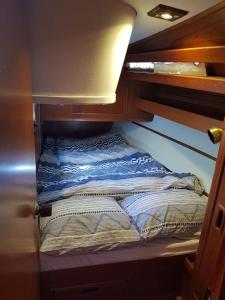 圣玛丽亚港Java Yacht的房间里的柜子里的一张床位