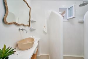 布拉卡Dream on Plaka的浴室设有浴缸上的碗水槽