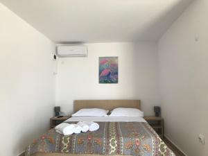 多亚马伊Vila Atlas的一间卧室配有带毛巾的床