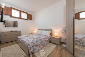 贡内萨Mary's House - WiFi & Private Parking的一间小卧室,配有两张床和两盏灯