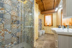 贡内萨Mary's House - WiFi & Private Parking的带淋浴和盥洗盆的浴室