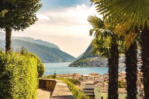 卢加诺Villa Sassa Hotel, Residence & Spa - Ticino Hotels Group的城镇和水域的景色
