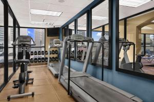 新奥尔良温德姆新奥尔良法国区酒店的健身房设有跑步机和椭圆机