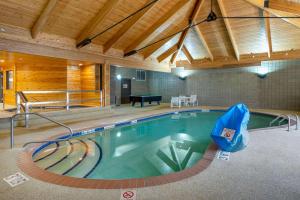 圣克劳德圣特克劳德品质酒店的游泳池,位于带游泳池的大房间
