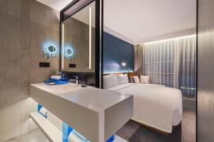 东莞东莞松山湖高新诺富特酒店的酒店客房设有床和水槽