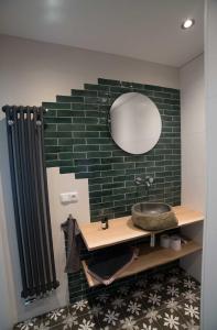 埃尔默洛B&B 't Speulderbos的一间带水槽和镜子的浴室