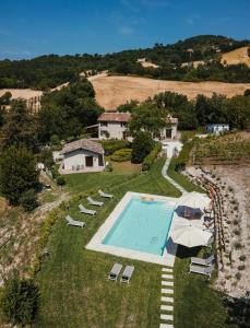 乌尔比诺Casale di Nicolò的享有带游泳池的别墅的空中景致