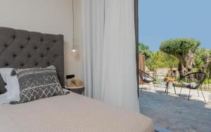 凯里翁Eptanisos Beachfront Suites Zante的一间卧室配有一张床,享有庭院的景色