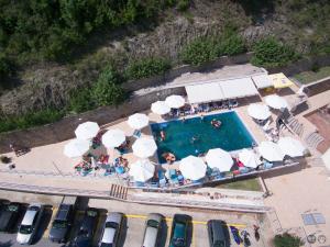 卡托劳塔翁尼姆菲斯酒店的享有带白色遮阳伞的游泳池的顶部景致