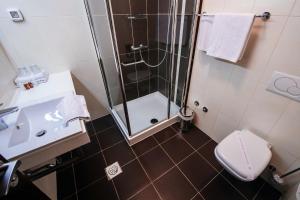 诺瓦利娅Hotel Terra的带淋浴、卫生间和盥洗盆的浴室