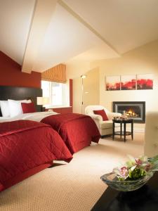赛马骑师赛马酒店的一间大卧室,配有红色枕头和壁炉