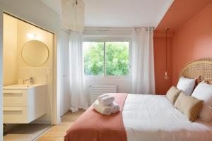 雷恩L'Eden - Appartement familial au pied du Thabor的一间卧室配有床、水槽和窗户
