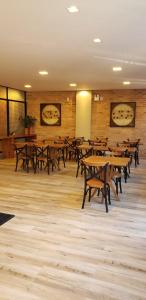 库尼亚Vila de Cunha的用餐室配有桌子和木桌