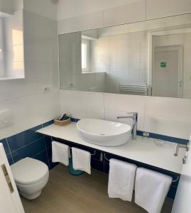 拉布Apartments Kaldana的一间带水槽、卫生间和镜子的浴室