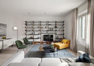 佛罗伦萨BB Hotels Aparthotel Collection Il Michelangelo的客厅配有沙发和桌子