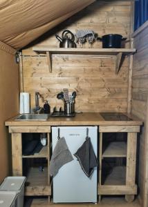圣安杰洛城Glamping CirelliWines Abruzzo的一个小房子里的厨房,配有水槽