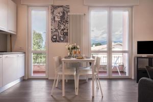 拉韦诺-蒙贝洛Maison Bibi Lago Maggiore的厨房以及带桌椅的用餐室。