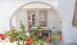 阿克罗蒂里Alafropetra Luxury Suites的通往红花厨房的拱门