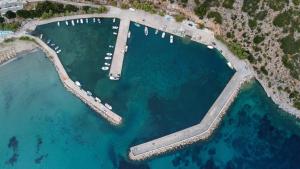 利瑟昂Almiriki Chios Rooms & Apartments的海港的空中景色,水中有船只