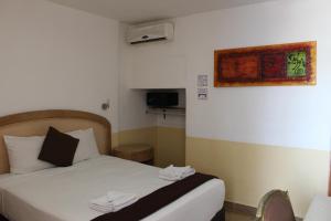 阿卡普尔科D'Cesar Hotel Acapulco的酒店客房,配有带毛巾的床