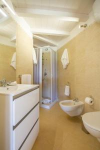 穆拉沃拉Il Falconiere的浴室配有2个盥洗盆、卫生间和淋浴。