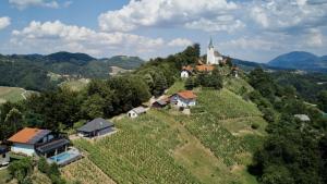 DramljeVineyard Paradise Senica的一座小村庄,位于一座小山上,设有教堂