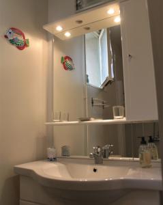 塞雷Ta Maria的一间带水槽和大镜子的浴室