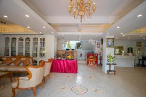 邦沙潘Anchalee Resort的客厅配有吊灯和红色桌子