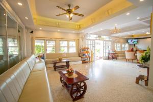 邦沙潘Anchalee Resort的客厅配有沙发和桌子
